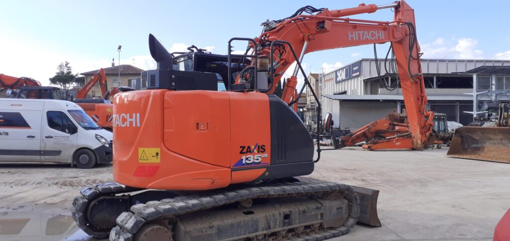 ESCAVATORE CINGOLATO HITACHI ZX135US-6